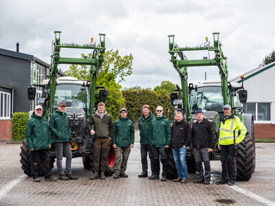 Testteam mit beiden Schlepper (links elektrisch, rechts Diesel)