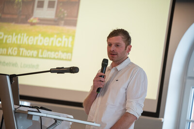 Landwirt Thore L&uuml;nschen gab Einblick in seine Arbeit mit dem Gr&uuml;nland.