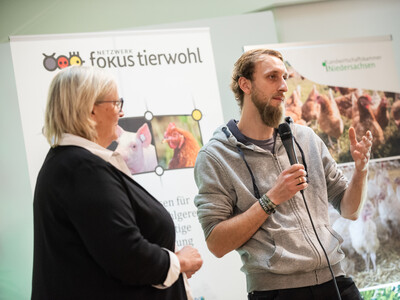 Landwirt J&ouml;rn Andresen sprach &uuml;ber seine Erfahrungen als sein Betrieb von der Avi&auml;ren Influenza betroffen war