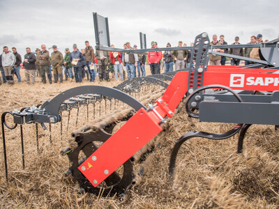 Wassersparend, bodenschonend, wirtschaftlich: Maschinenvorführung zur ultraflachen Bodenbearbeitung mit mehr als 40 Geräten in Sehnde (Region Hannover).