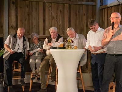 Die Zeitzeugen (v.l.) Dieter B&ouml;ther, Elfriede Henke, Franz-Josef Fl&ouml;gel und Erich Ziesenitz wurden im 'Niedersachsenkeller' von Ulrich Peper und Gerhard Schwetje interviewt.