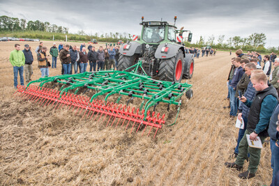 Wassersparend, bodenschonend, wirtschaftlich: Maschinenvorf&uuml;hrung zur ultraflachen Bodenbearbeitung mit mehr als 40 Ger&auml;ten in Sehnde (Region Hannover).
