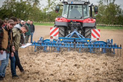 Wassersparend, bodenschonend, wirtschaftlich: Maschinenvorf&uuml;hrung zur ultraflachen Bodenbearbeitung mit mehr als 40 Ger&auml;ten in Sehnde (Region Hannover).