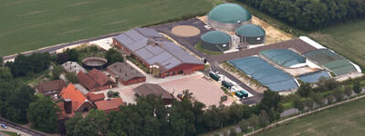 Hof - © Flug Foto Nord, Delmenhorst Luftaufnahme eines landwirtschaftlichen Betriebs mit mehreren Gebäuden, Biogasanlage und umliegenden Feldern.
