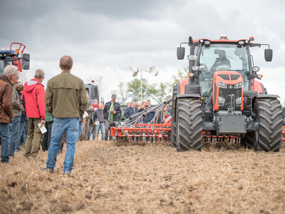 Wassersparend, bodenschonend, wirtschaftlich: Maschinenvorf&uuml;hrung zur ultraflachen Bodenbearbeitung mit mehr als 40 Ger&auml;ten in Sehnde (Region Hannover).