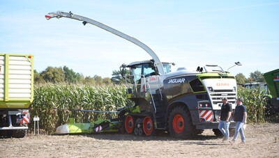 Bei der Maschinenvorf&uuml;hrung &bdquo;Von der Aussaat bis zur Ernte &ndash; Techniken rund um den Maisanbau&ldquo; in Gyhum waren am 7. September 2023 insgesamt 60 Ger&auml;te und Maschinen im praktischen Einsatz zu erleben.