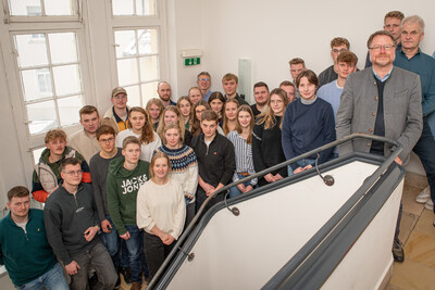 Absolvent/-innen gr&uuml;ner Berufe profitieren vom Weiterbildungsstipendium - in Oldenburg gratulierten Kammerdirektor Dr. Bernd von Garmissen (4.v.r.) und LWK-Ausbildungsberater Heiko Ahlrichs (2.v.r.).