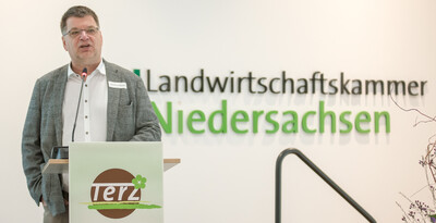 Jens Schachtschneider (im Vorstand d. Bundesverbandes Zierpflanzen sowie Vorsitzender des Gartenbauausschusses) w&auml;hrend der Abschlussveranstaltung f&uuml;r das Projekt TerZ - Einsatz torfreduzierter Substrate im Zierpflanzenbau am 23.03.2023 in Hannover-Ahlem.