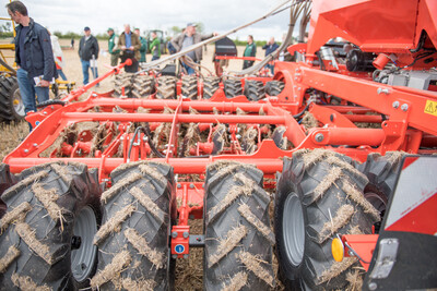 Wassersparend, bodenschonend, wirtschaftlich: Maschinenvorf&uuml;hrung zur ultraflachen Bodenbearbeitung mit mehr als 40 Ger&auml;ten in Sehnde (Region Hannover).