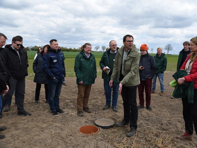 Dr. Knut Meyer vom Landesamt f&uuml;r Bergbau, Energie und Geologie gab einen Einblick in die Saugsondenanlage.
