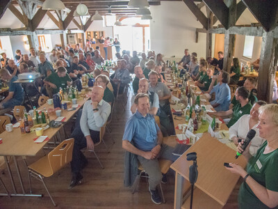 LWK-Naturschutzexpertin Nora Kretzschmar als Referentin auf dem Grünlandfeldtag der Landwirtschaftskammer Niedersachsen und der Senatorin für Umwelt, Klima und Wissenschaft der Freien Hansestadt Bremen am 06.08.2024 auf Hof Bavendamm im Bremer Blockland.