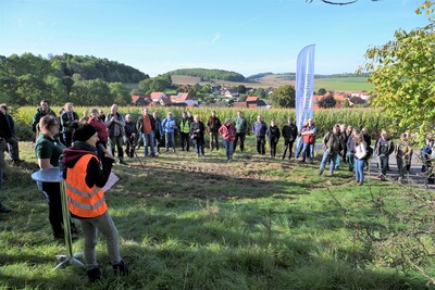 Die Gäste des Herdenschutz-Infotags in Northeim-Bühle informierten sich an verschiedenen Stationen rund ums Thema wolfsabweisende Zäunung in schwierigen Hanglagen.