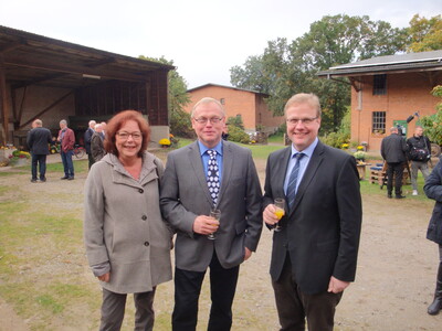 Joachim Rehse (Mitte) begrüßt die ersten Gäste, Frau Dr. Waßmuth, Landwirtschaftsministerium und Hermann Hermeling, Vizepräsident der LWK Niedersachsen