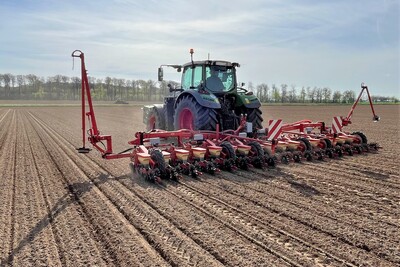Zahlreiche Ackerbaubetriebe in Niedersachsen haben in den zurückliegenden Tagen erfolgreich Zuckerrüben ausgedrillt. Die vielerorts nassen Böden hatten in den zurückliegenden Wochen für Verzögerungen bei der Frühjahrsbestellung gesorgt. - © Gerald Burgdorf Zahlreiche Ackerbaubetriebe in Niedersachsen haben in den zurückliegenden Tagen erfolgreich Zuckerrüben ausgedrillt. Die vielerorts nassen Böden hatten in den zurückliegenden Wochen für Verzögerungen bei der Frühjahrsbestellung gesorgt.