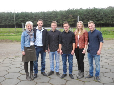 Familie Lohmüller (Sabine und Andreas links sowie die vier Kinder Jake, Devon, Alison und Luke