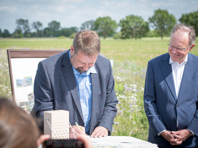 Für das Landvolk unterzeichnet Dr. Holger Hennies die Vereinbarung Der Niedersächsische Weg – Maßnahmenpaket für Natur-, Arten- und Gewässerschutz am 25.05.2020 in Wunstorf.