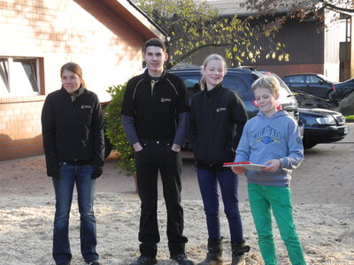 Neben den Auszubildenden des Betriebes sind auch die Kinder Niklas und Laura (rechts und 2. von rechts) an der Vorführung der Rinder beteiligt