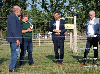 Umweltminister Olaf Lies hat die Zaunausstellung am LBZ Echem besucht.